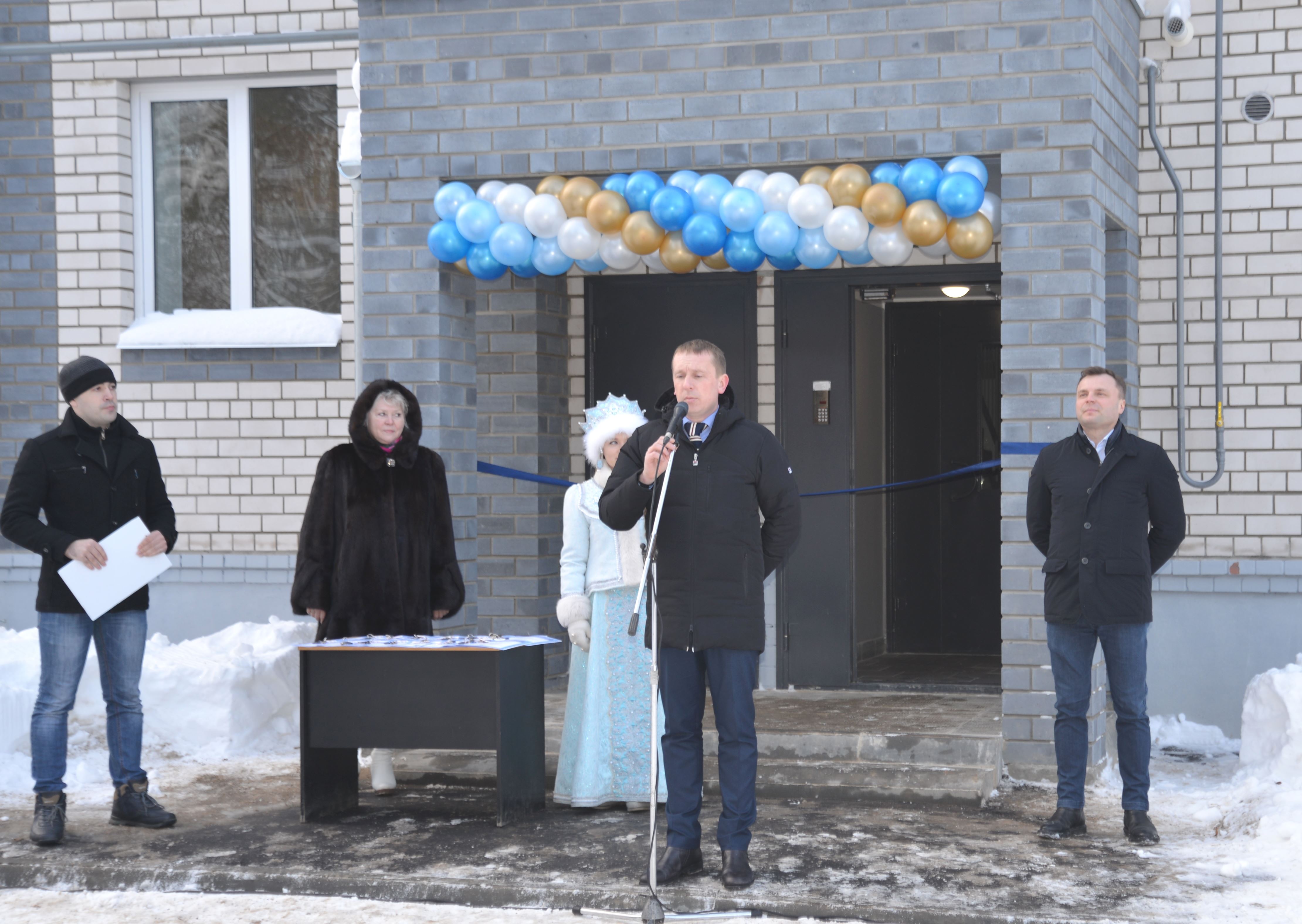 В Костроме торжественно вручены ключи жильцам нового дома для детей-сирот |  08.02.2018 | Кострома - БезФормата