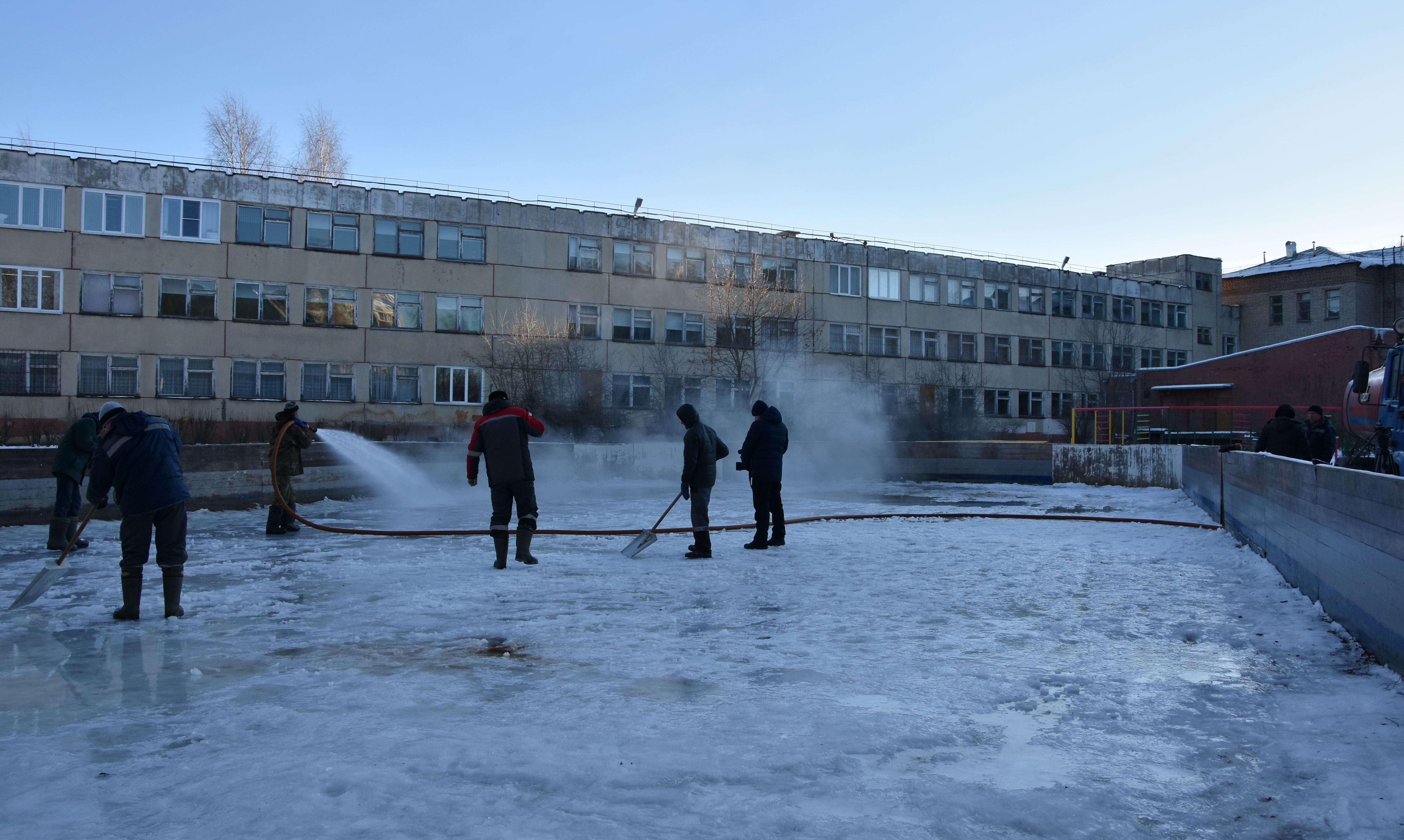 В Костроме началась подготовка открытых ледовых площадок для катания на  коньках | 08.12.2020 | Кострома - БезФормата