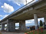 На мосту через реку Кострому подрядчик приступил к бетонированию тротуарной части