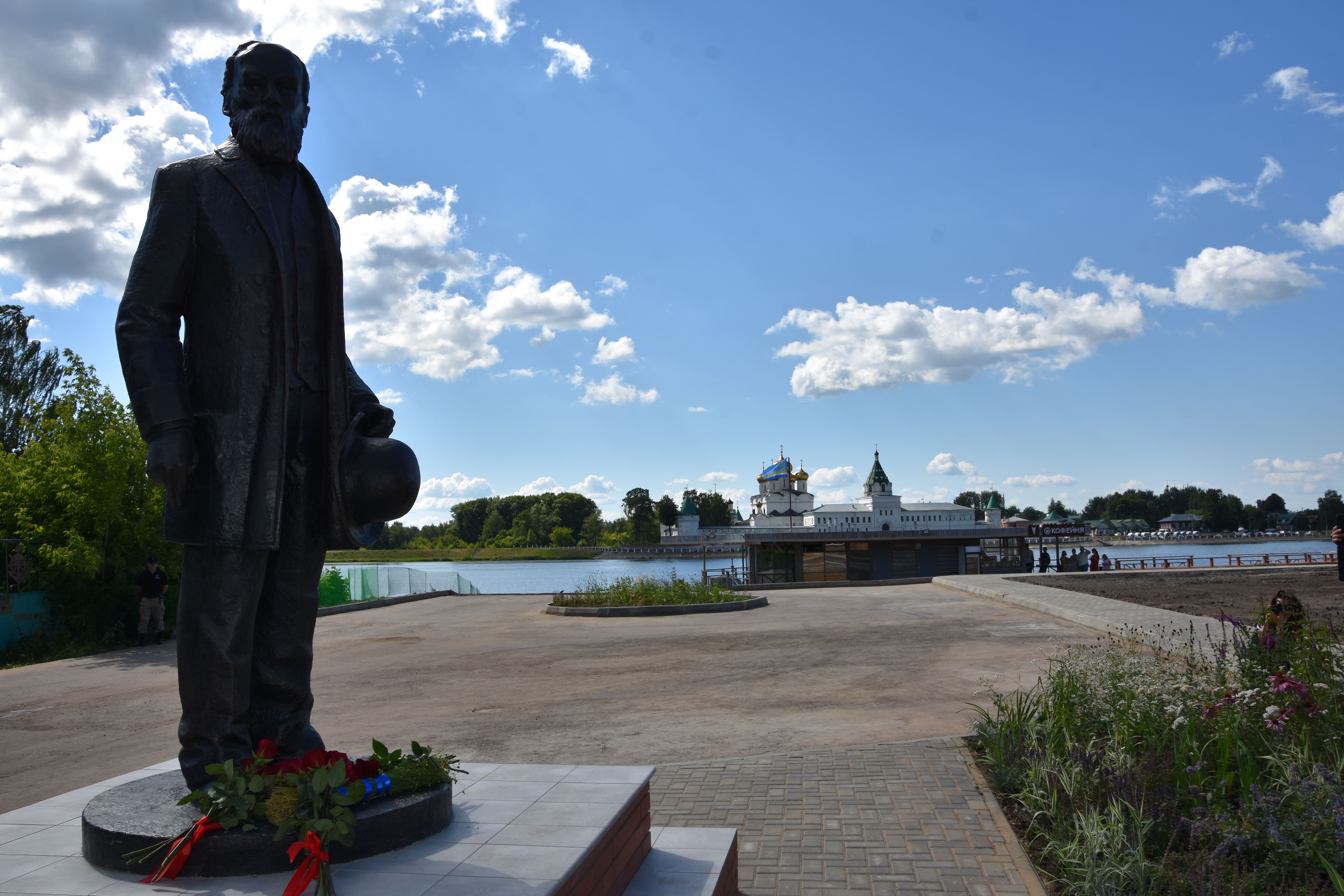 В Костроме открыли памятник предпринимателю и меценату Павлу Третьякову |  22.07.2022 | Кострома - БезФормата