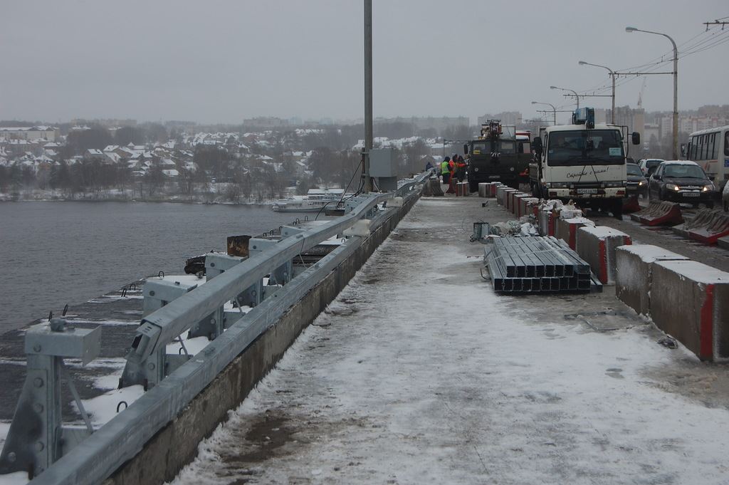 Коллапс на мосту через Волгу в Рыбинске. Фото моста в Костроме с грузовиками. Нижняя Дебря у моста фото. Жуткая пробка на мосту. Обстановка на волге