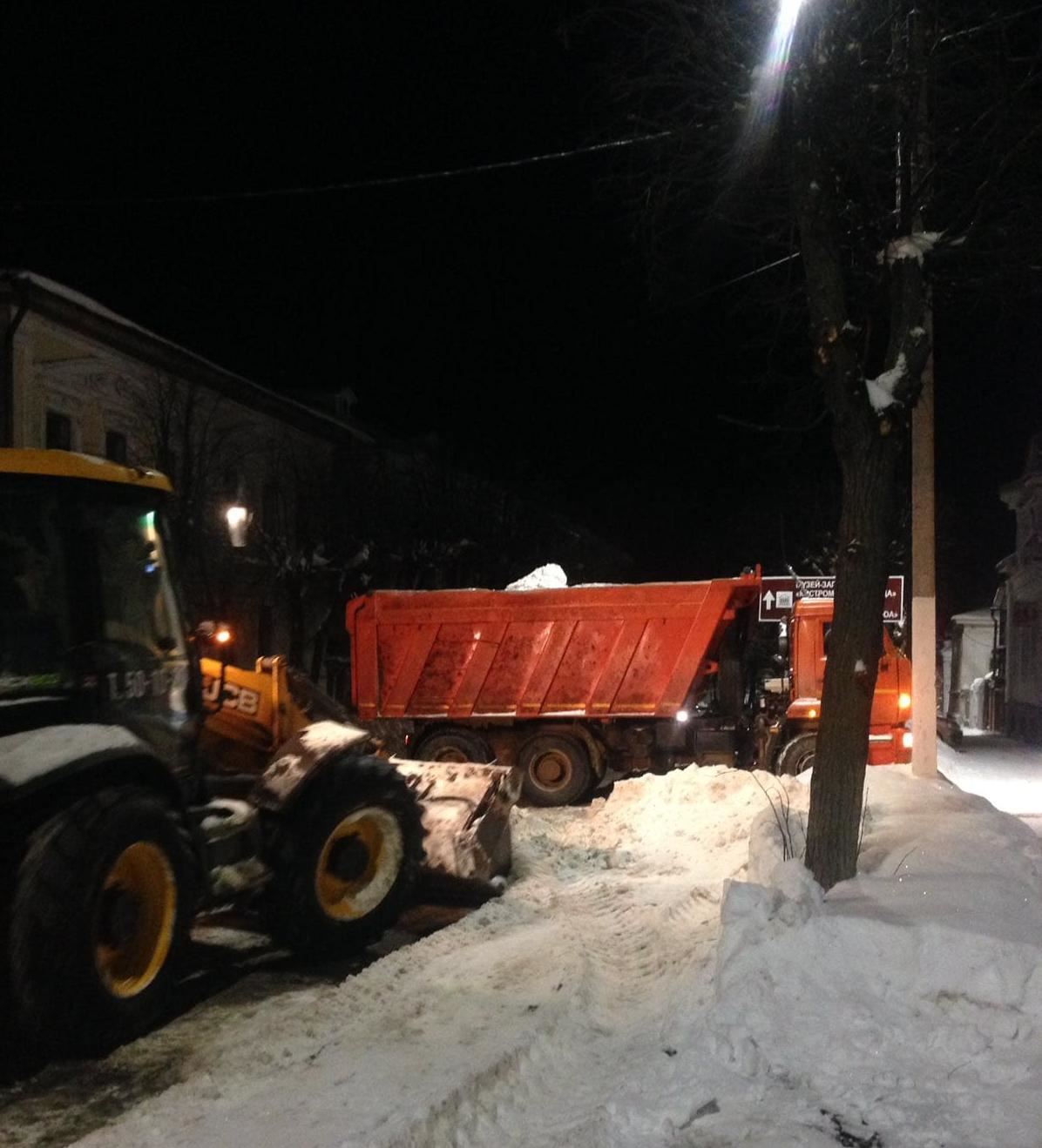 Работы по уборке снега и противогололедной обработке улиц Костромы ведутся в круглосуточном режиме