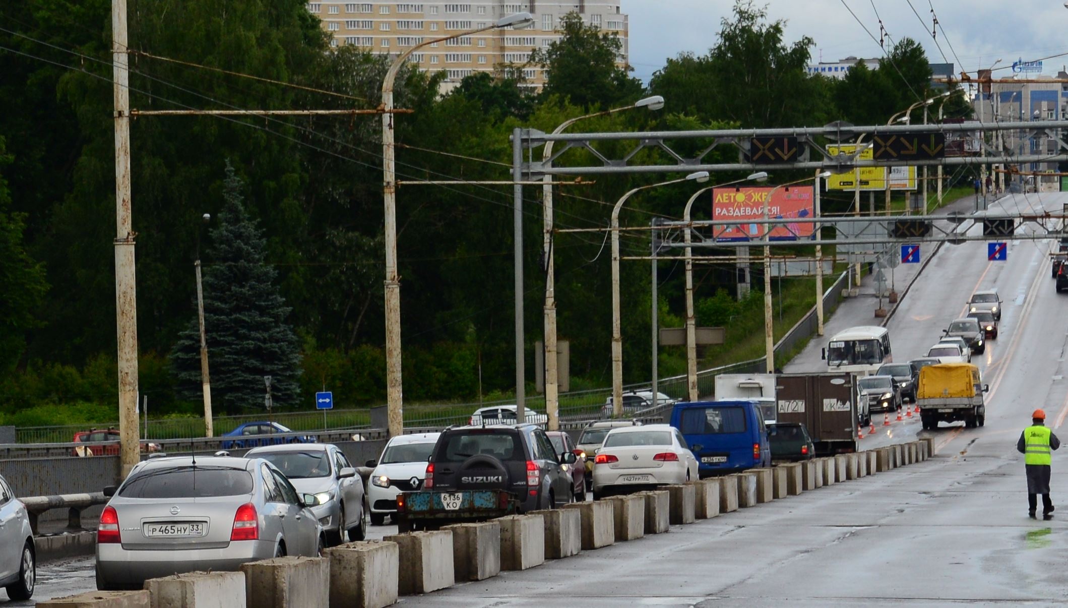 Пробка есть на мосту. Пробка на мосту. Кострома пробки на мосту. Пробки мостовые. Реконструкция мостов пробки.