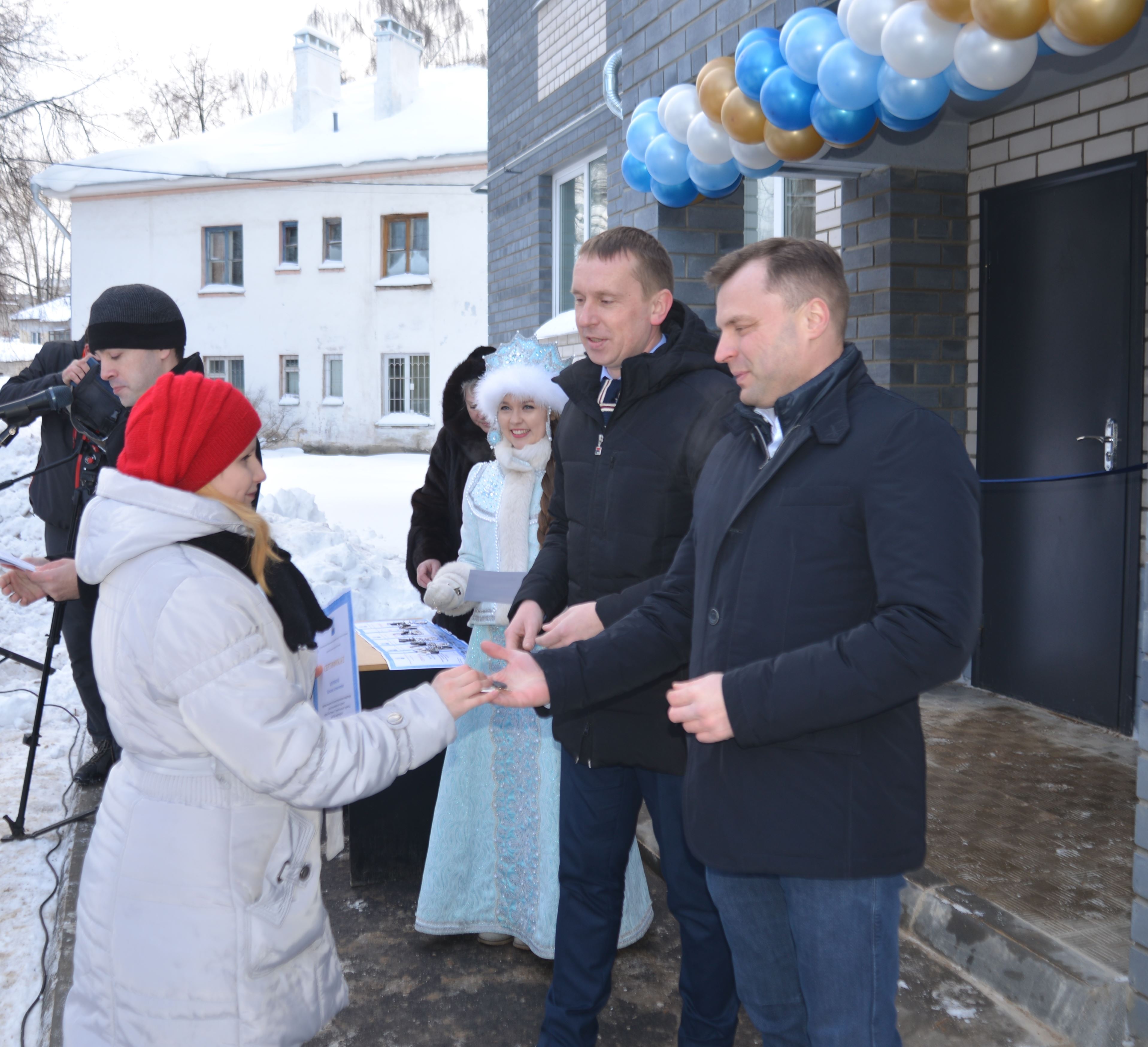 В Костроме торжественно вручены ключи жильцам нового дома для детей-сирот