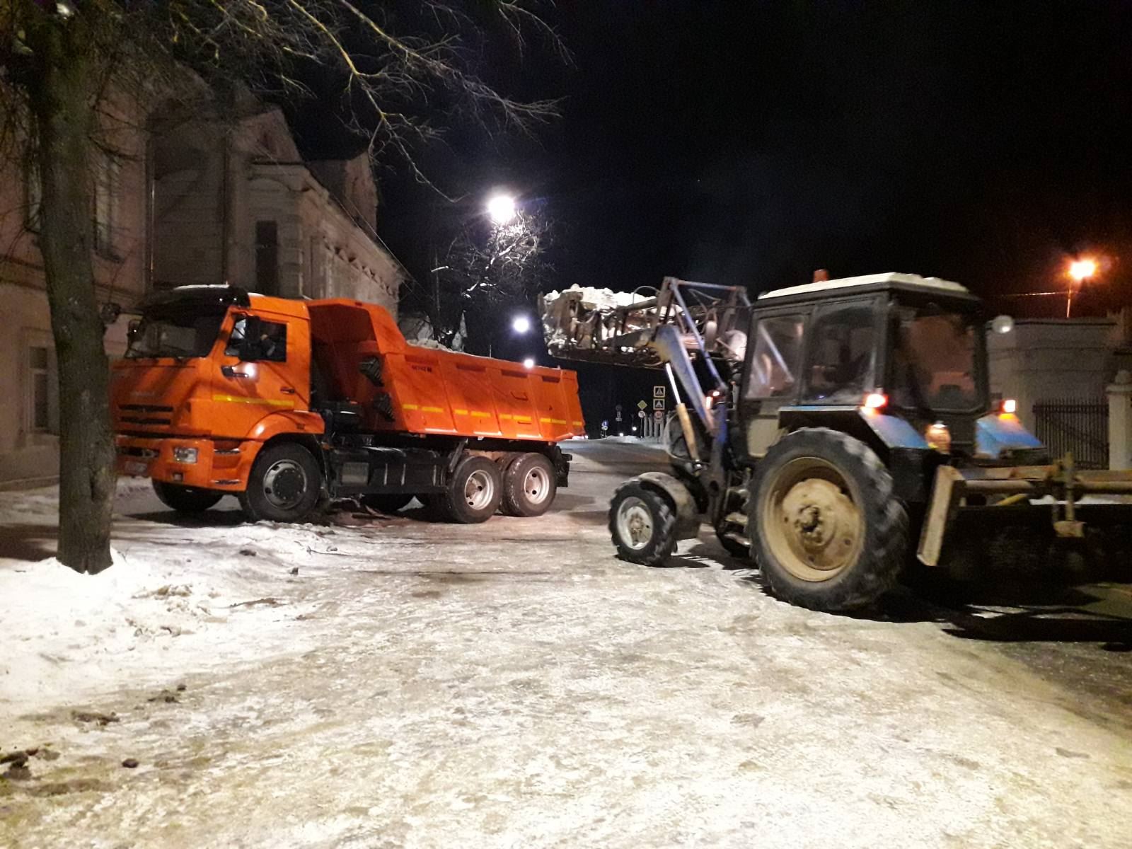 В Костроме за выходные дни с улично-дорожной сети вывезено более 3 тысяч  кубометров снега