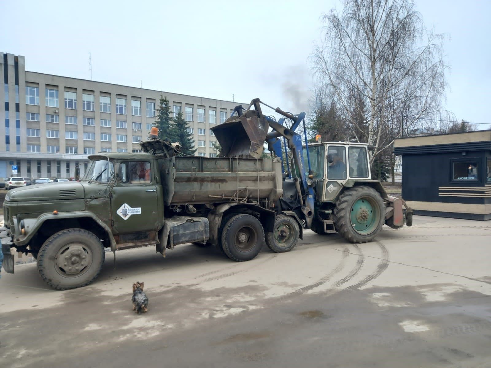 На уборке улиц Костромы от грязи и мусора задействовано 37 спецмашин и  более 100 дорожных рабочих