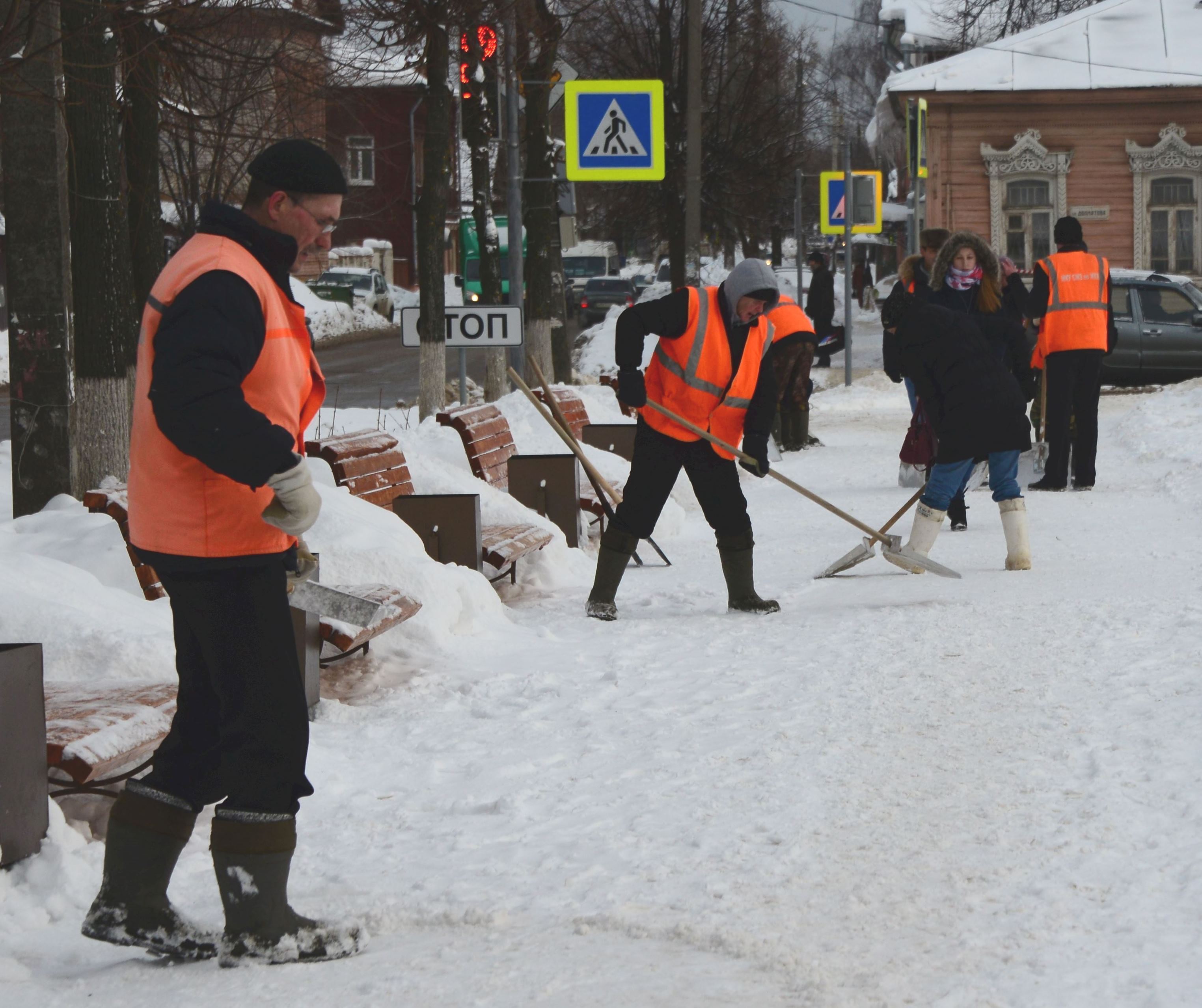 Уборка снега вручную. Уборка снега Кострома. Ручная уборка территории от снега. Рабочие убирают снег.