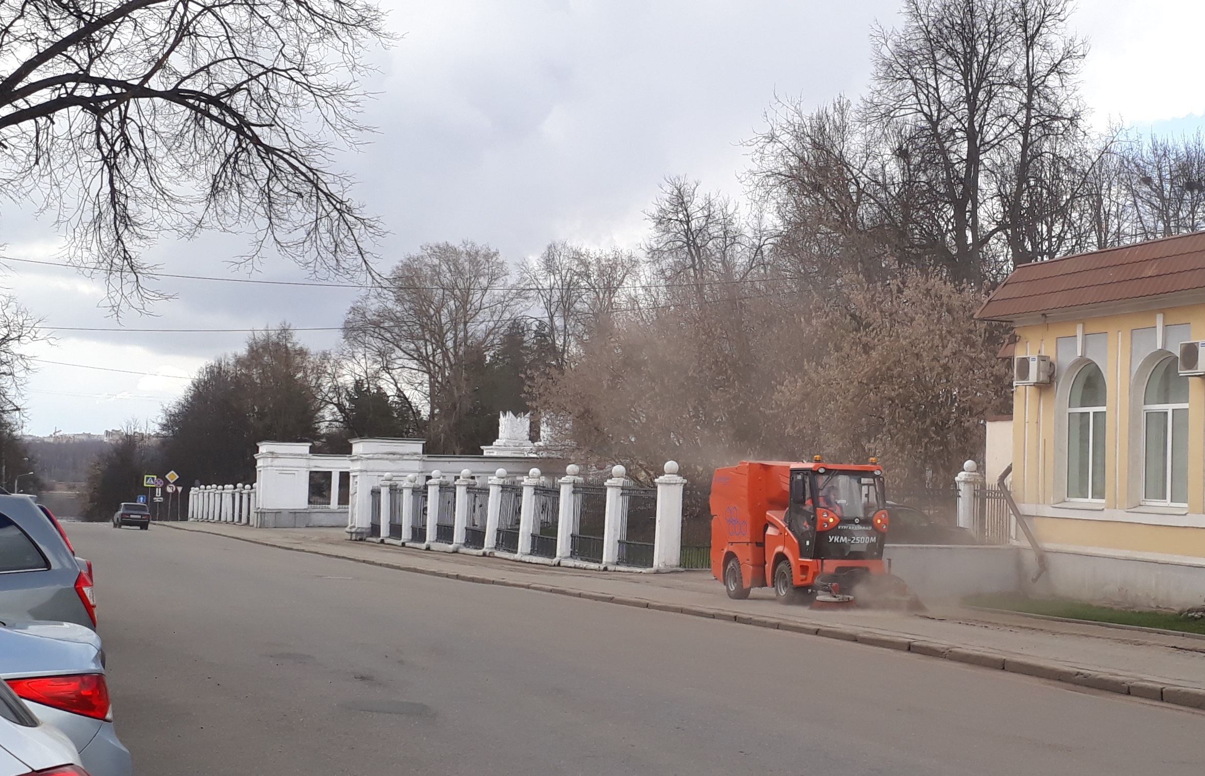 Дорожные службы собрали и вывезли за сутки более 450 тонн мусора с улиц  Костромы