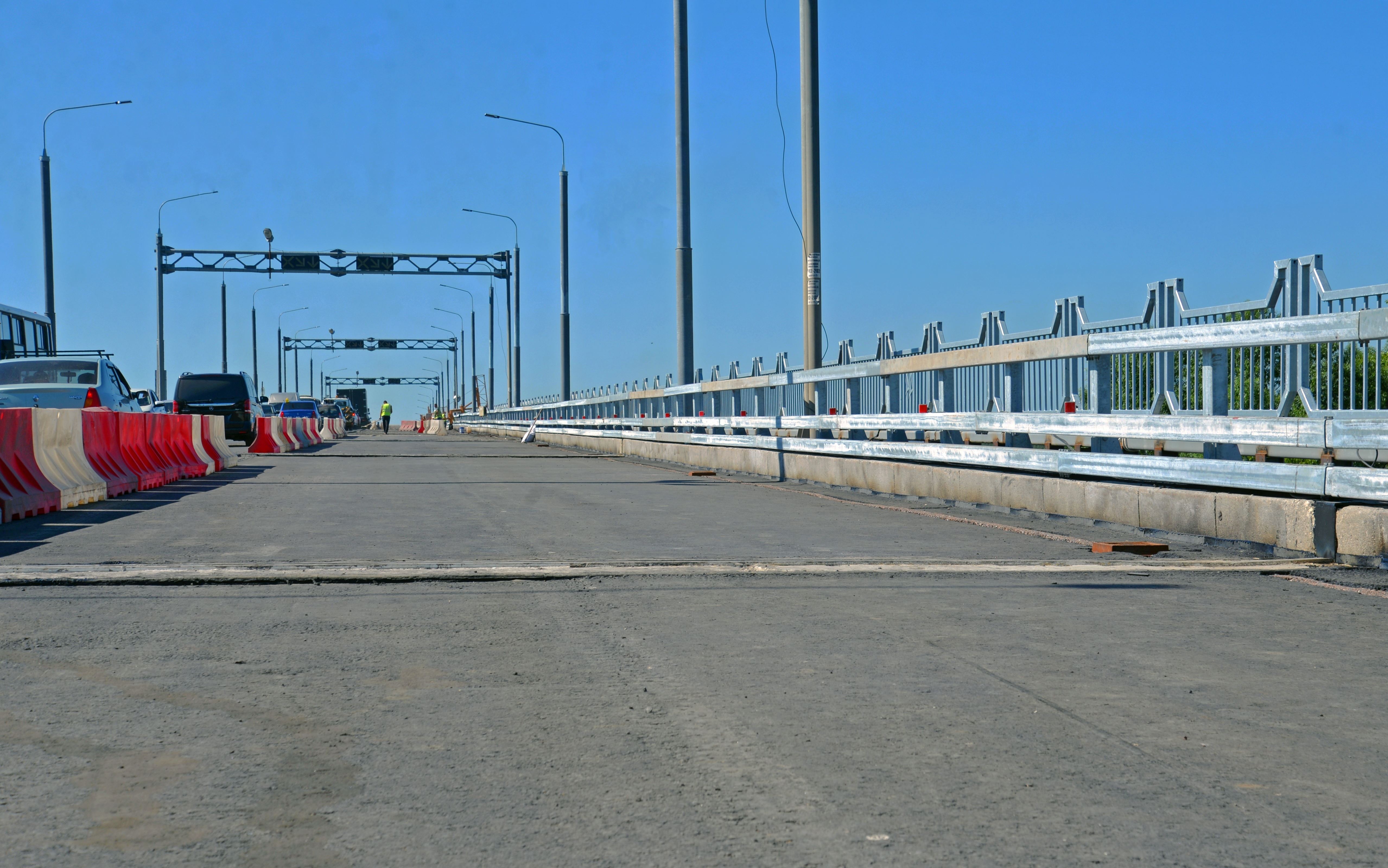Движение через мост кострома. Проезд по мосту в костроме. костромской мост для грузовиков. паром в костроме через волгу. кострома мост через волгу фото.