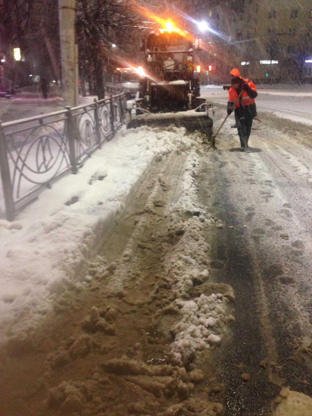 Расчистка улиц и тротуаров от снега в Костроме ведется в круглосуточном режиме