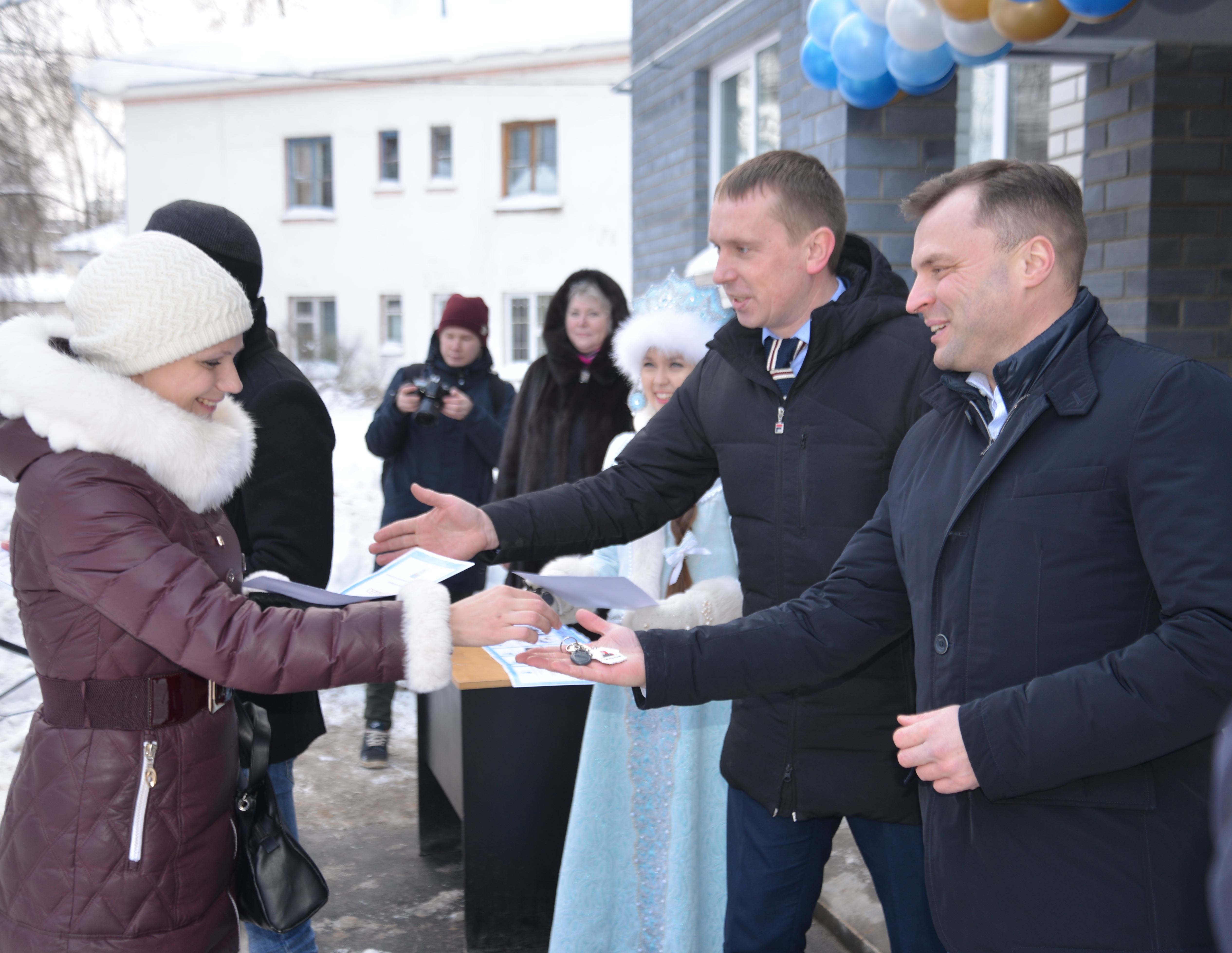 Погода в сиротском на 10 дней. Дома для детей сирот Кострома. Выдача домов сиротам Юсьва. Братья цветковы Кострома строительство фото.