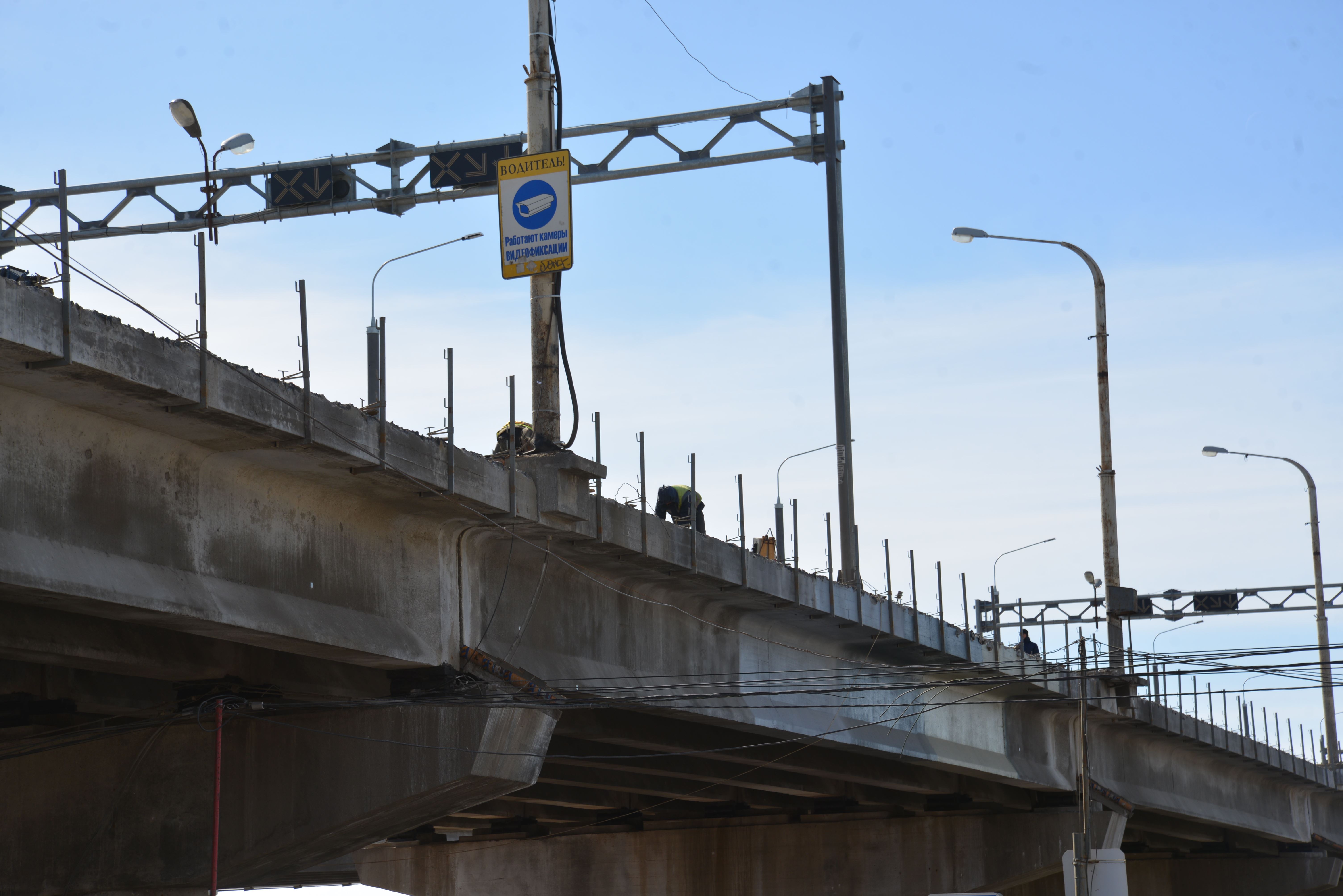 Почему нет мост. Кострома мост через Волгу. Опоры через Волгу в Костроме. Опоры освещения на мосту. Крепление опоры освещения на мосту.