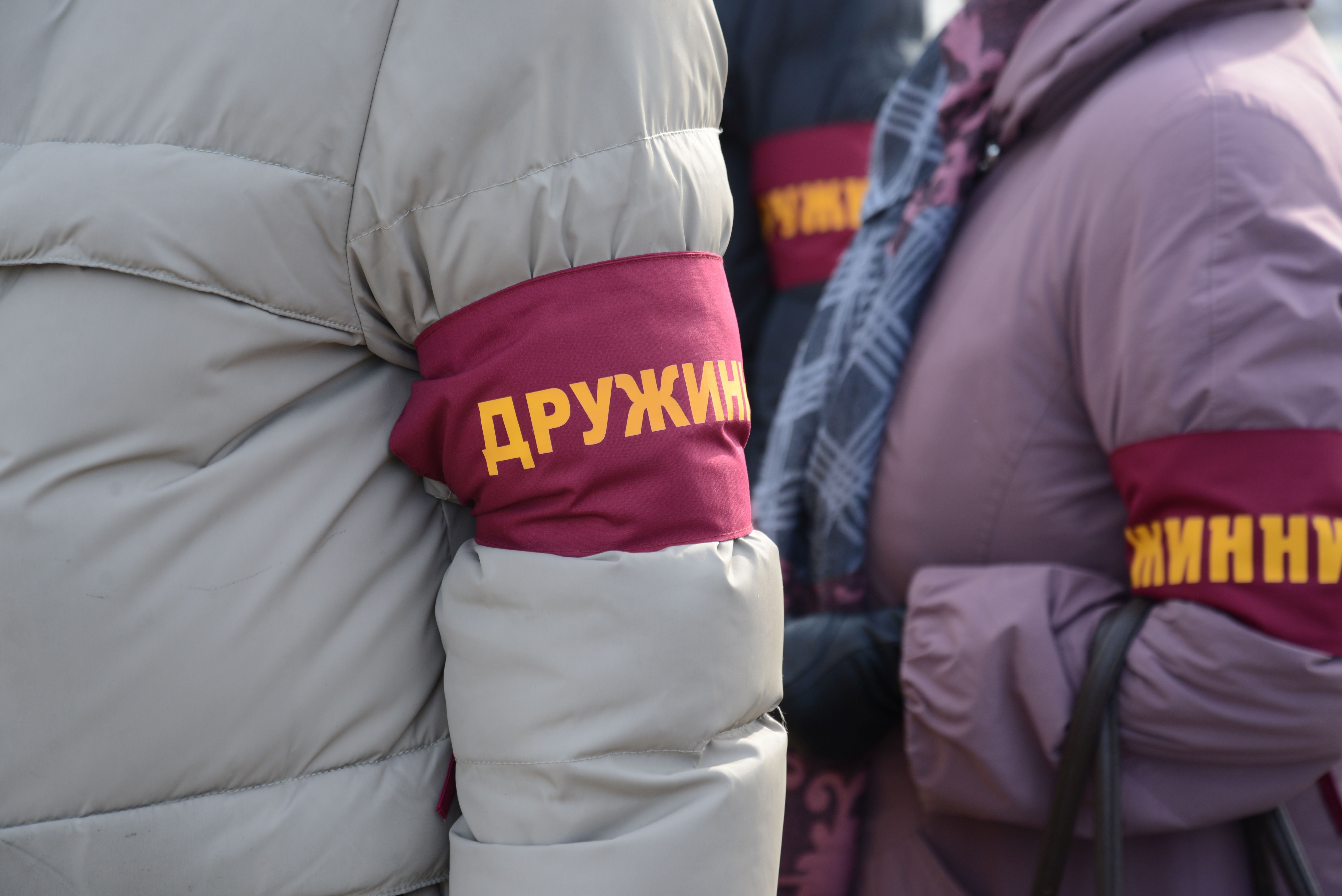 На руке дружинника. Народный дружинник. Повязка дружинника. Дружинник фото. Повязка на руку народный дружинник.