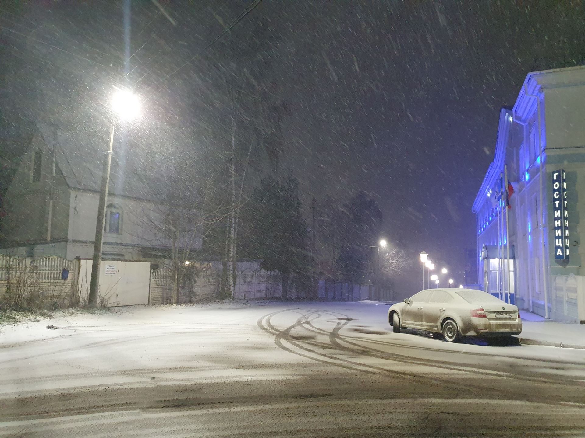погода и новости кострома. кострома дождь. кострома снег. администрация парка. снегопад ночью.