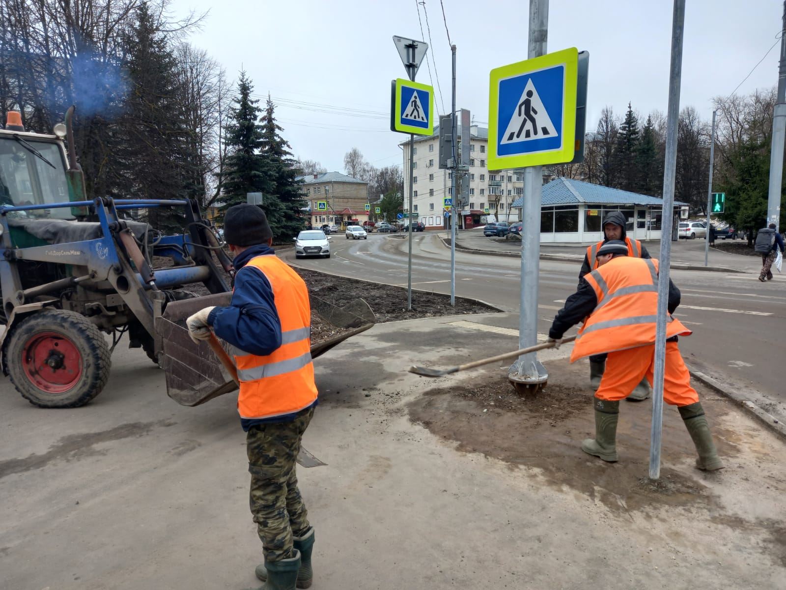 Дорожные и коммунальные службы Костромы очищают улицы и городские  территории от грязи и мусора