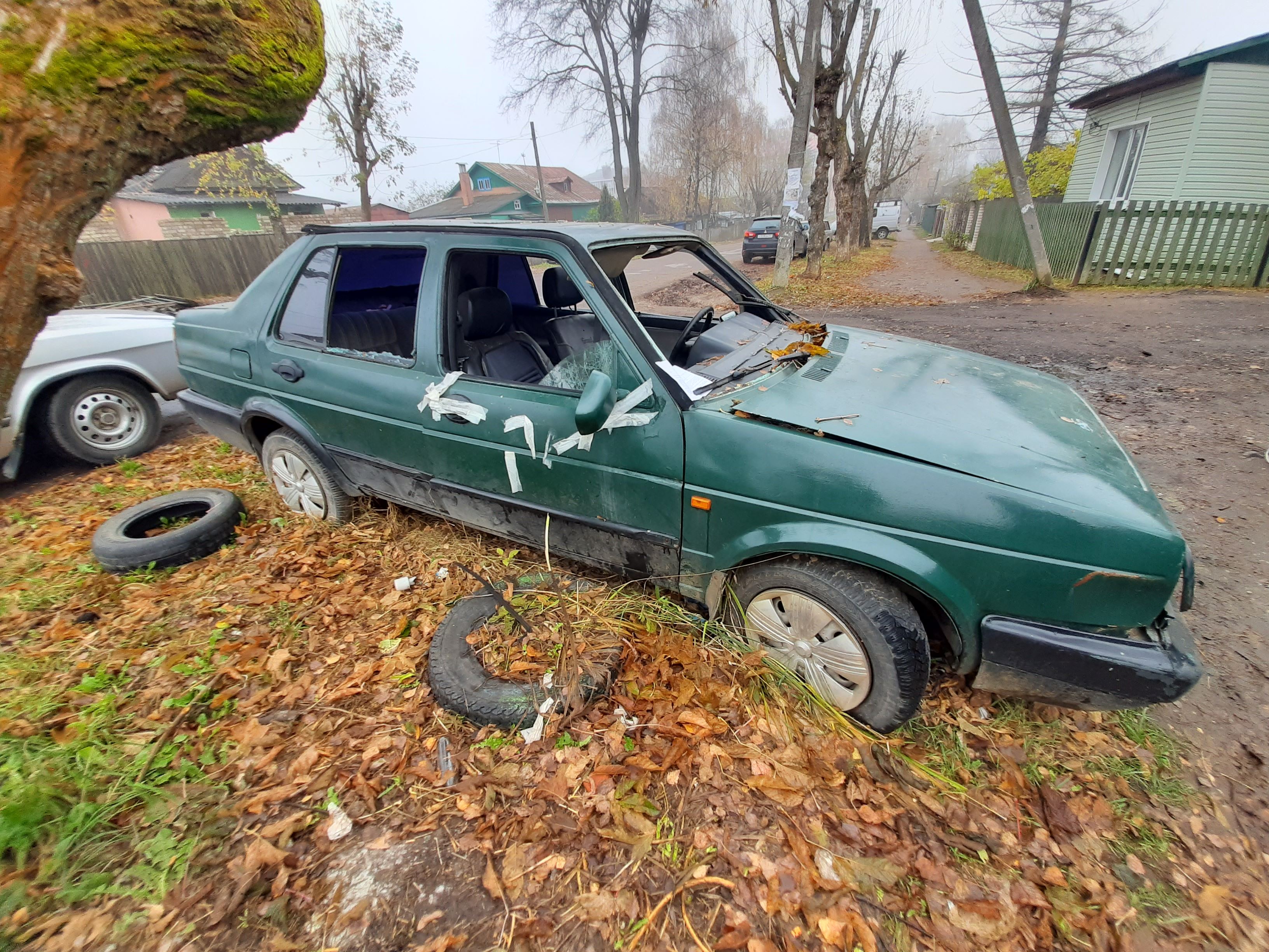 Авто кострома. Брошенные автомобили. Разукомплектованный автомобиль. Сломанная машина. Разукомплектованные автомобили в лом.