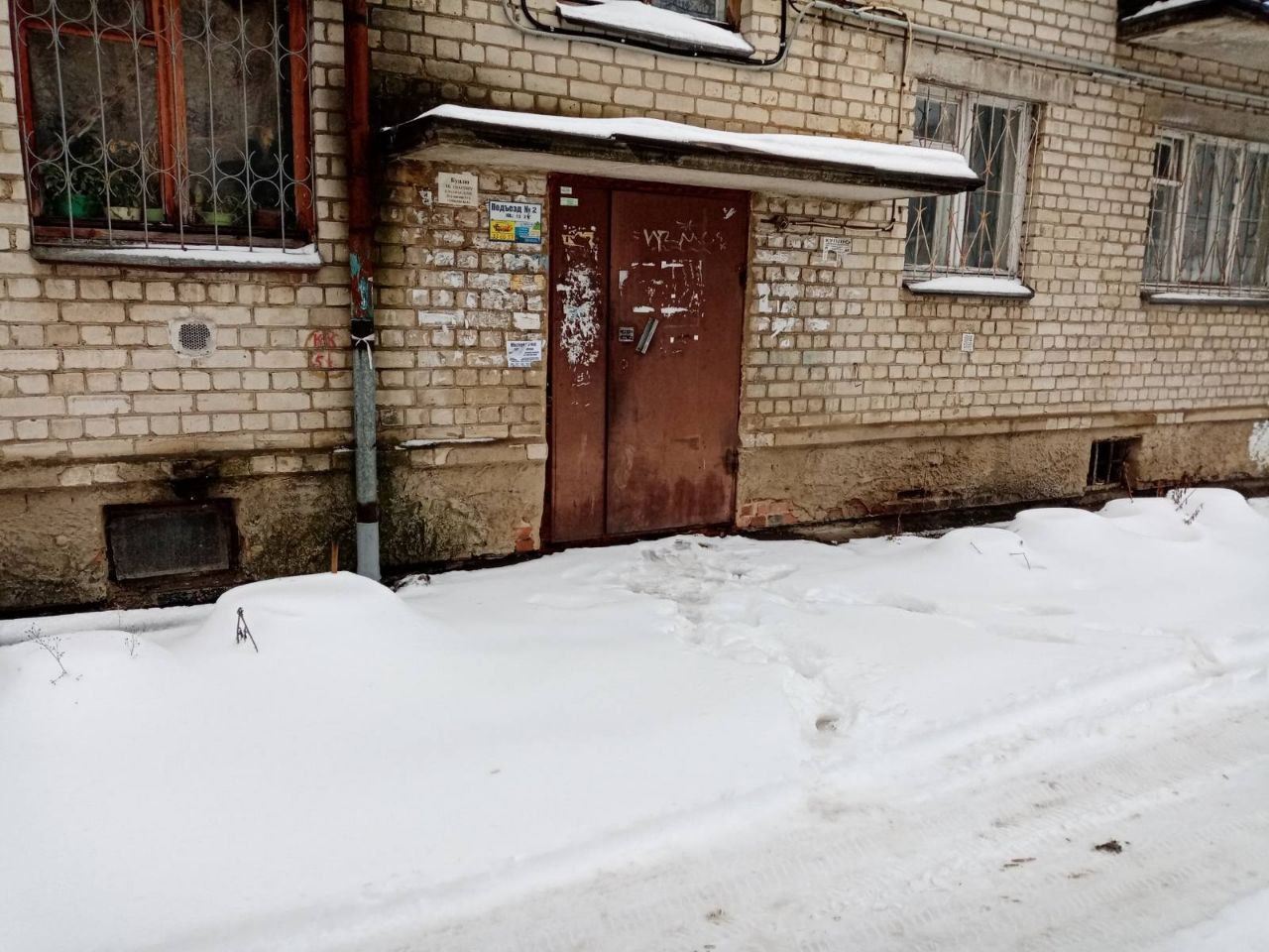 По требованию Алексея Смирнова уборка снега во дворах и с крыш домов взята под жесткий контроль