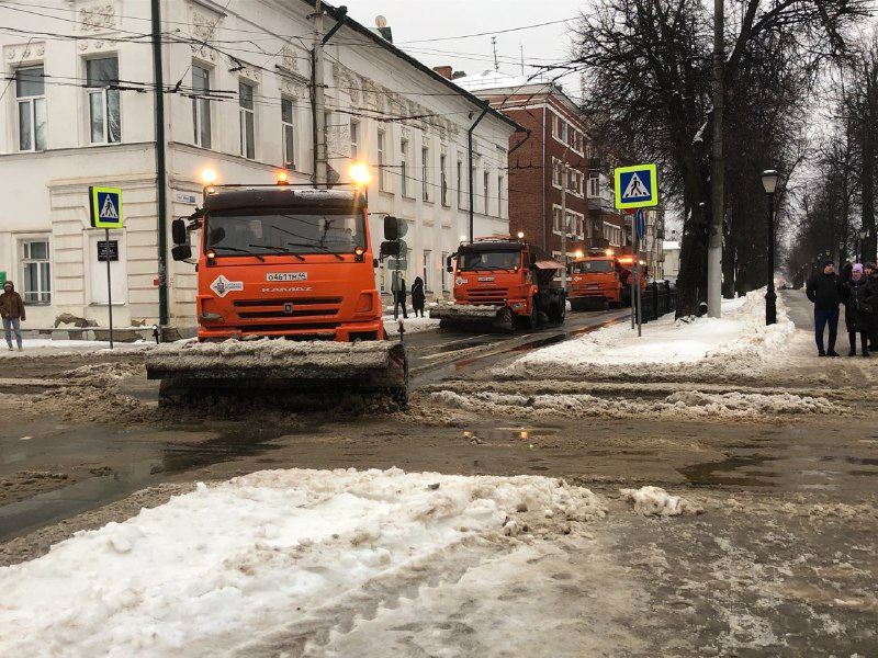 На расчистку дорог и тротуаров Костромы от снега выведено 50 единиц техники и более 130 рабочих