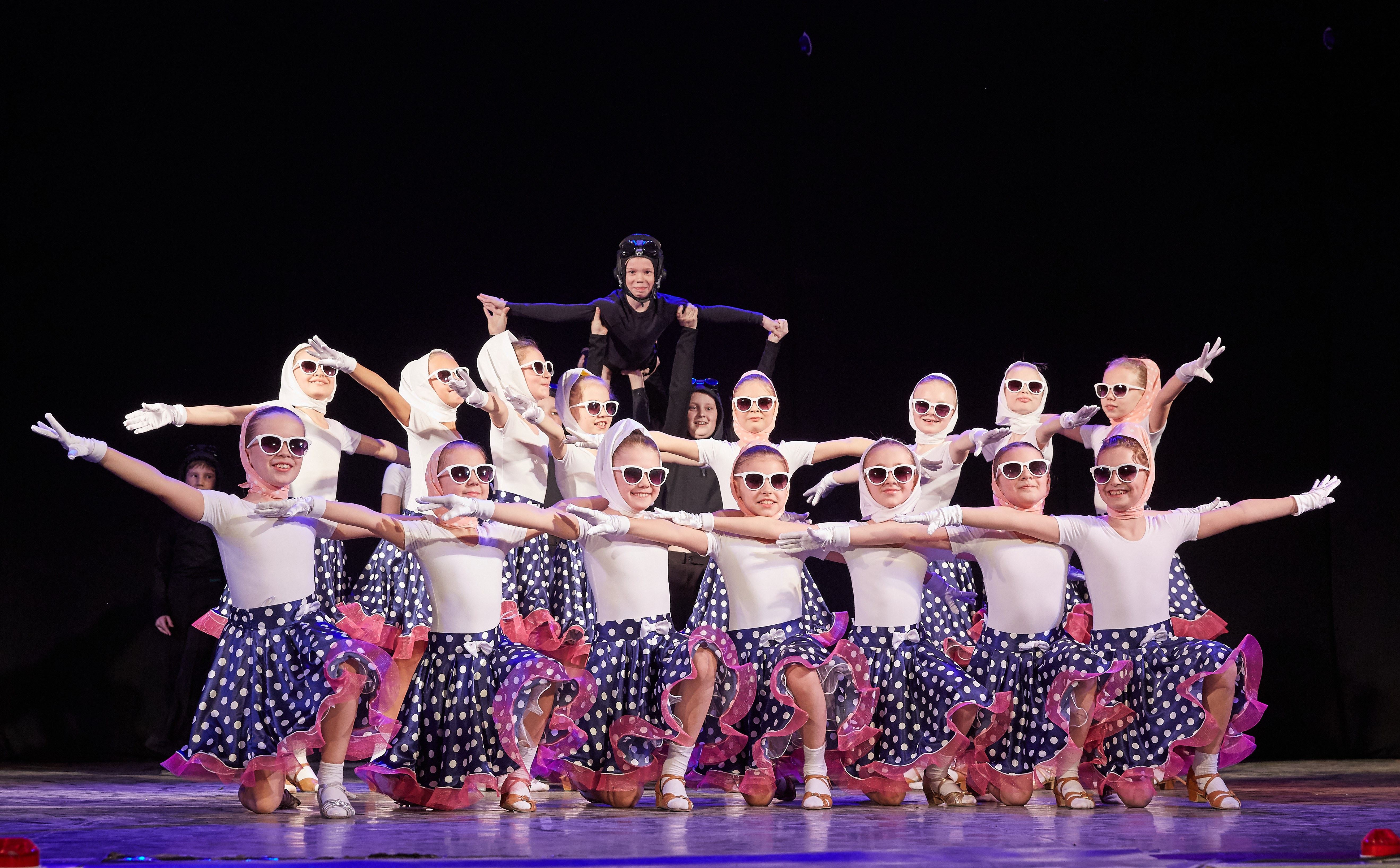 The junior dance competition in their. Кострома ансамбль танца. Танцевальный фестиваль. Танцевальный коллектив. Эстрадные танцы для детей.