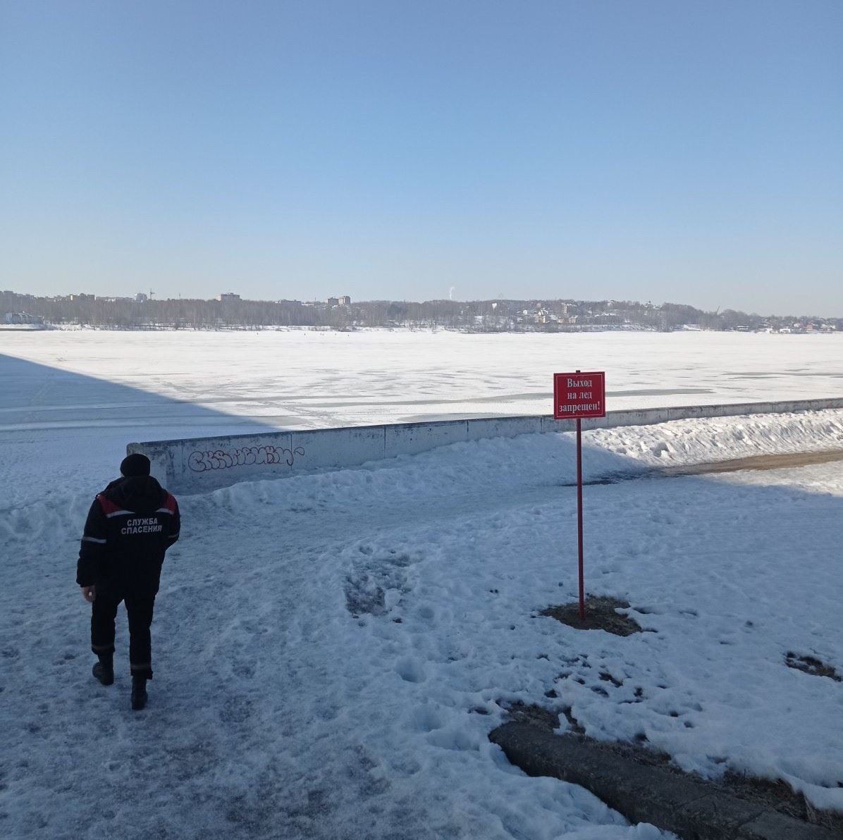Запрет ловли в 2023 году. Лед на реке. Выход на лед запрещен. Ледяная речка. Уровень воды в Костроме.