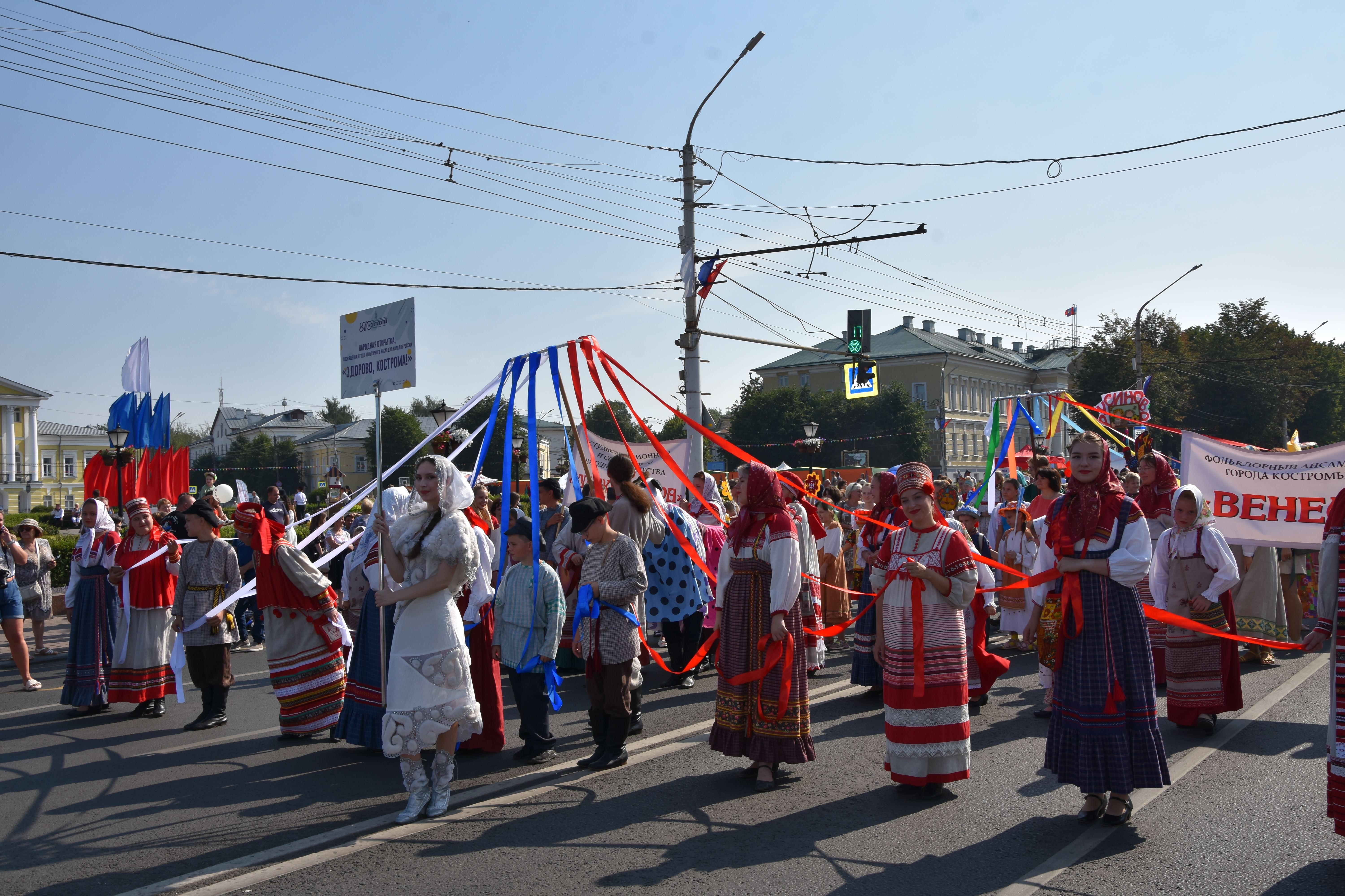 Торжества в честь 870-летия Костромы открыло праздничное театрализованное  шествие