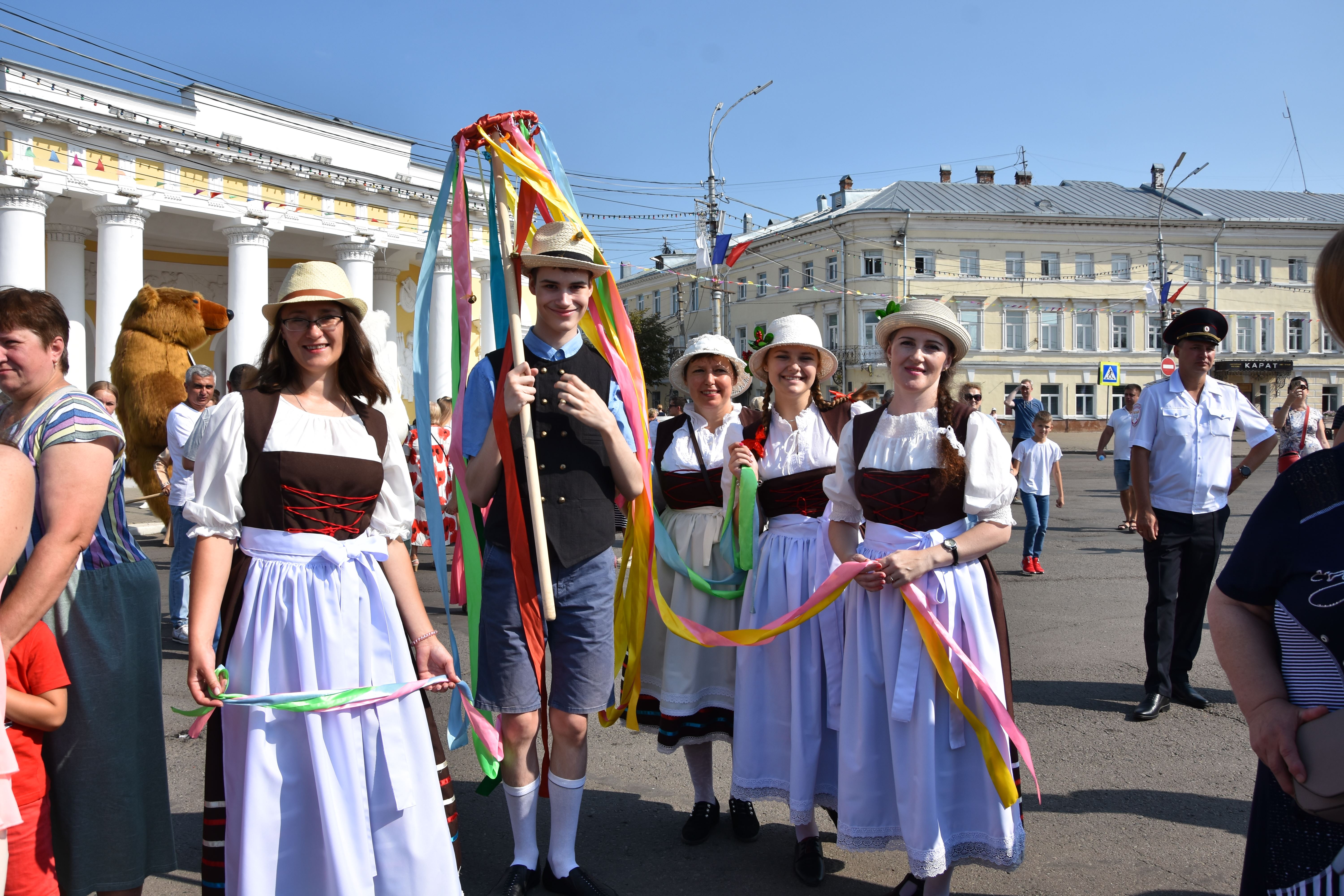 Сутки кострома. Праздничное шествие. Кострома день города шествие. Шествие людей на праздниках. Праздник Костромы весны.