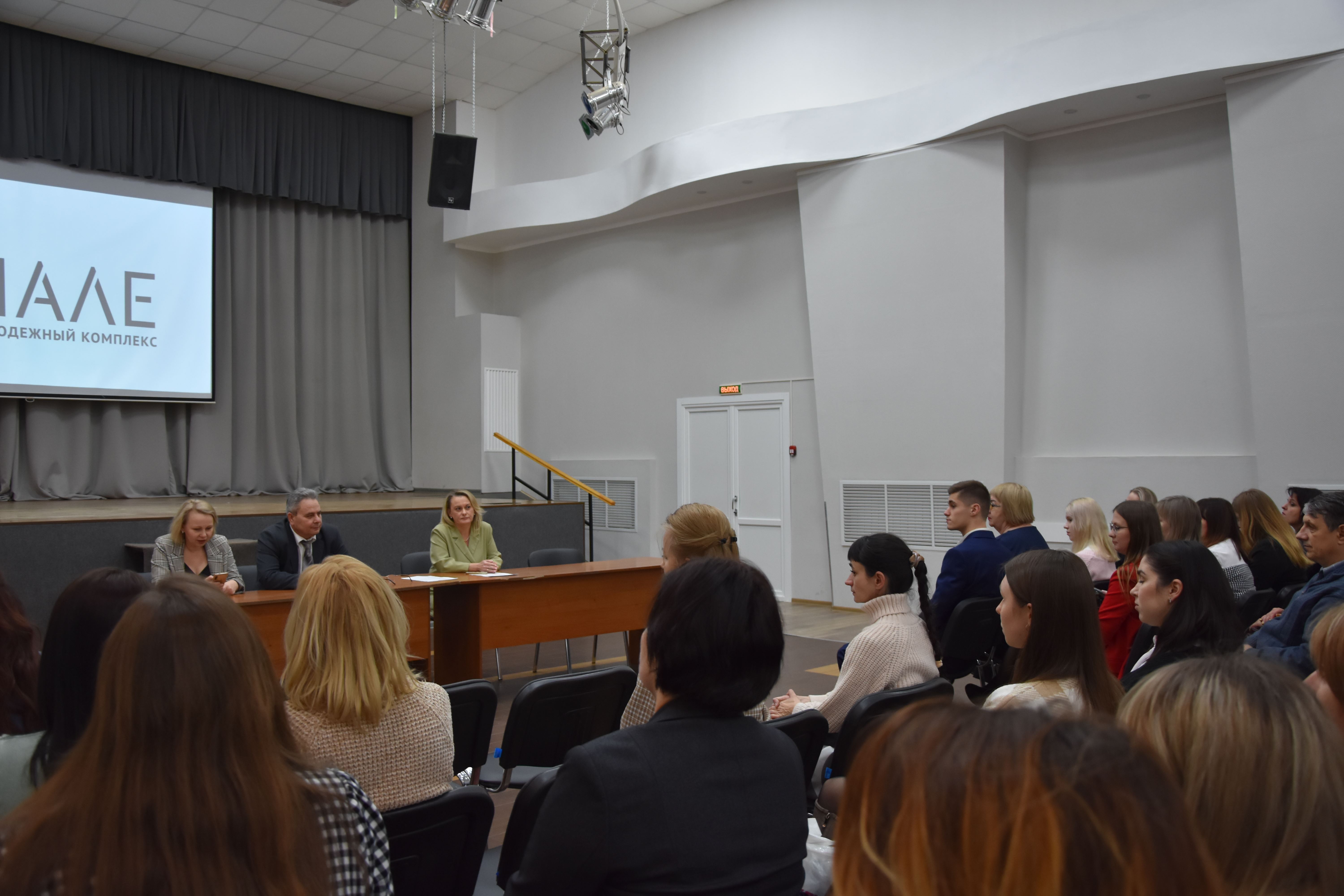 Алексей Смирнов обсудил с советниками директоров школ по воспитанию перспективные направления работы