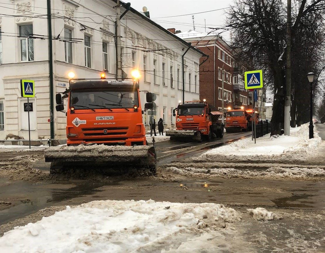 В Костроме усилены работы по отведению воды с улично-дорожной сети и противогололедной обработке