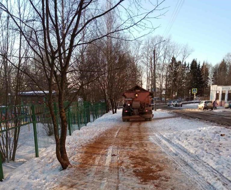 На противогололедную обработку улиц Костромы за ночь израсходовано более 150 тонн песко-соляной смеси